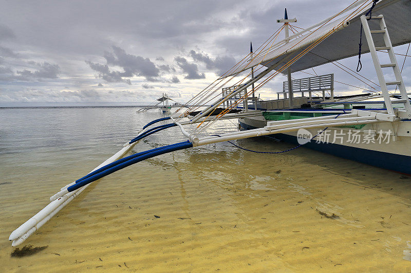 一艘船的甲板搁浅在Punta Ballo海滩上。0345